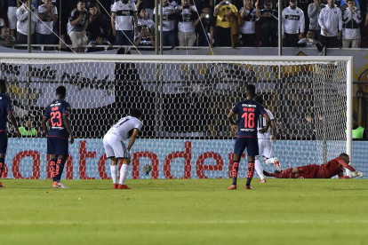 Olimpia empató con Liga de Quito en Asunción. El cuadro ecuatoriano avanzó gracias a su victoria en Quito