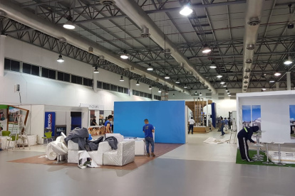 En el Centro de Convenciones de Guayaquil se están montando los stands de los expositores de la Feria Hábitat.