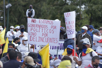 Acción. En Quito y Guayaquil hubo un plantón de militares y policías en servicio pasivo que rechazan la ley de seguridad social.