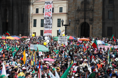 Vista general de la Plaza de Bolívar durante la nueva jornada de paro nacional convocada hoy, en Bogotá.