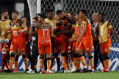 Los integrantes del campeón nacional festejan que están entre los 16 mejores del continente.