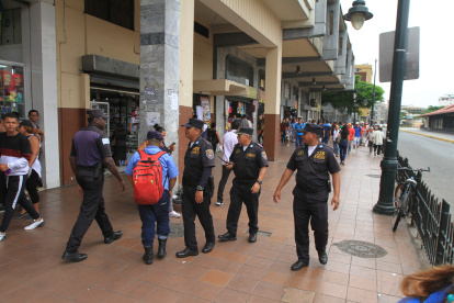 Agentes metropolitanos trabajan en conjunto con la Policía Nacional.