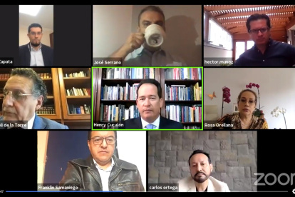 Comisión. José Serrano bebe líquido a tragos largos mientras Henry Cucalón despotrica contra su “compadre lindo”, el excontralor Carlos Pólit.