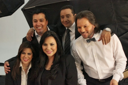 Carolina con sus excompañeros.