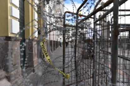 Seguridad. En los alrededores de la Plaza Grande se han colocado vallas y barreras para precautelar varias edificaciones del sector.
