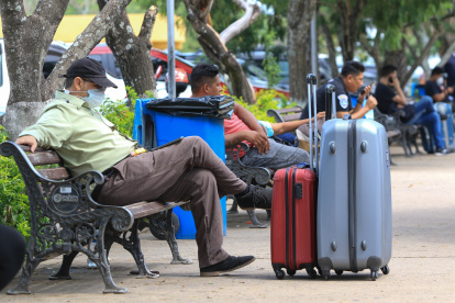 Pasajeros esperan para tomar un vuelo mientras trabajadores del aeropuerto de Santa Cruz realizan una huelga.