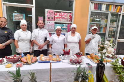 Evento. Este jueves en el mercado de La Magdalena se desarrolló un concurso interno de preparación de la colada morada.