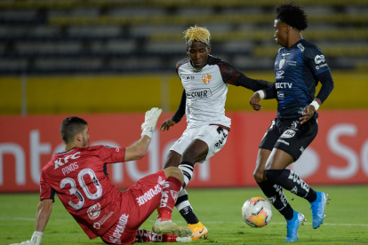 Cuando el marcador estaba 1-0, Adonis Preciado (c) desperdició un mano a mano ante Jorge Pinos. Poco después el panameño Torres tuvo una igual y sentenció el partido.