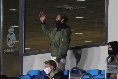 El defensa y capitán del Real Madrid Sergio Ramos sigue desde el banquillo el encuentro ante el Shakthar Donetsk de la primera jornada de la Liga de Campeones, este miércoles