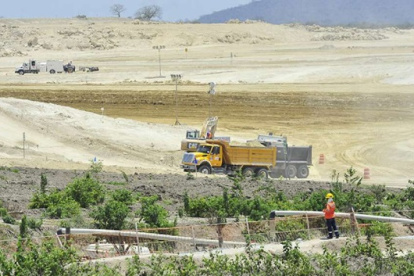 La nivelación del terreno es una de las obras tempranas que en 2013 se hicieron en El Aromo.