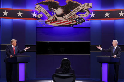 Nashville (United States), 22/10/2020.- US President Donald Trump (L) and Democratic presidential nominee Joe Biden (R) participate in the final presidential debate at Belmont University in Nashville, Tennessee, USA, 22 October 2020. This is the last debate between the two candidates before the upcoming presidential election on 03 November. (Elecciones, Estados Unidos) EFE/EPA/Chip Somodevilla / POOL