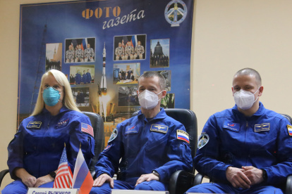 Baikonur (Kazakhstan), 13/10/2020.- A handout photo made available by the Russian State Space Corporation ROSCOSMOS shows members of the expedition 64 to the International Space Station (ISS), NASA astronaut Kate Rubins (L), Roscosmos cosmonauts Sergey Ryzhikov (C) and Sergey Kud-Sverchkov (R) during a news conference at the Baikonur Cosmodrome, Kazakhstan, 13 October 2020. The Soyuz-2.1a carrier rocket with the Soyuz MS-17 crewed spacecraft is scheduled to be launch on 14 October 2020 from the Baikonur cosmodrome for a 177 days mission on the International Space Station. (Kazajstán, Rusia, Roma) EFE/EPA/Space Center Yuzhny/ROSCOSMOS HANDOUT HANDOUT EDITORIAL USE ONLY/NO SALES