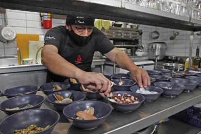 Hasta de Galápagos llegan los ingredientes de la sopa de mariscos.