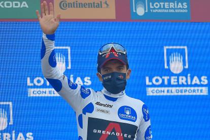 Richard Carapaz mantuvo por una jornada más el maillot de los lunares. En la clasificación general se ubica tercero.