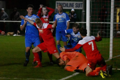 Barnes capitanea como portero al Skelmersdale United, un club de novena división en Inglaterra.