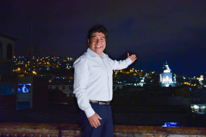 El alcalde de Quito muestra con orgullo una panorámica de la ciudad que lo adoptó.