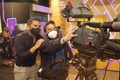 El productor (izquierda)