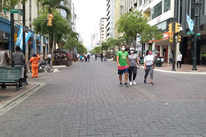 Decenas de personas caminan por la avenida 9 de octubre.