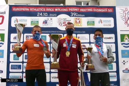 El marchista ecuatoriano (d) en el podio de la prueba Clásica de Dudince, en Eslovaquia, donde fue tercero.