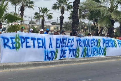 En la avenida Francisco de Orellana, frenta al Polideportivo Samanes, mostraron pancartas como esta.