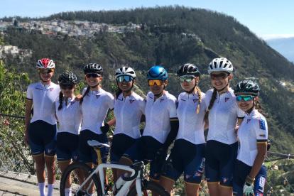 Los ciclistas Angie Luna, Nicole Aguirre, Antonella Maldonado, Marcela Peñafiel, Daniela Andrade, Natalia Vásquez y Dayuma Salcedo, junto a David Tapia (c), artífice del Team LDU.