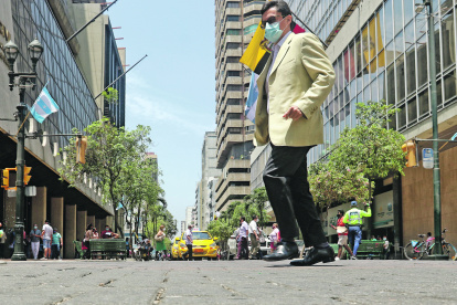 Entorno. En avenidas como la 9 de Octubre transitan decenas de oficinistas que se mezclan entre comerciantes, vendedores informales, entre otros.