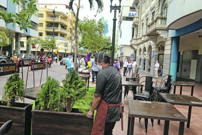 Día. Los trabajadores de restaurantes inician su jornada con las debidas medidas de bioseguridad, como lo han hecho la mayoría de negocios.
