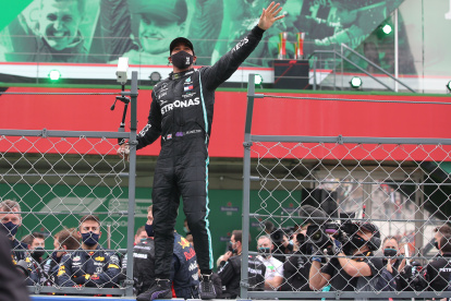 Lewis Hamilton celebra su histórico triunfo en el Gran Premio de Portugal.