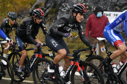 Richard Carapaz dio el golpe en la primera etapa de alta montaña y se adueñó del liderato de la Vuelta a España.
