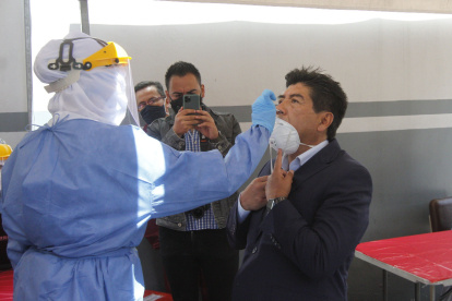 Prueba. El alcalde de Quito Jorge Yunda durante la toma de muestras para una prueba PCR.