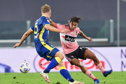 El jugador argentino (d) estuvo alejado del equipo por lesiones, pero ayer reapareció como titular en el partido liguero con el Henas Verona