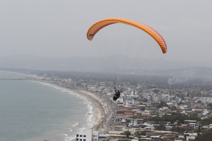 Actividades. En Crucita los visitantes pueden volar en parapentes.