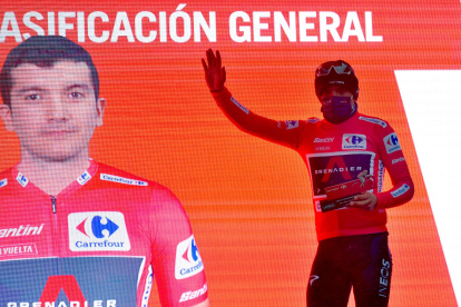 Richard Carapaz afirmó que le motiva portar el maillot rojo como líder de la Vuelta a España.