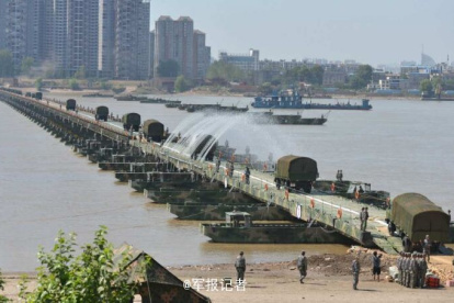 El puente fue construido con el despliegue de barcos ubicados sobre el río Yangrsé.