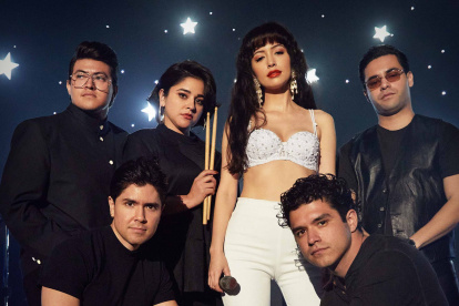 Imagen de Selena Quintanilla y su banda en la ficción.