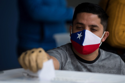 Un hombre ejerce su voto este domingo en el Estadio Nacional en Santiago.