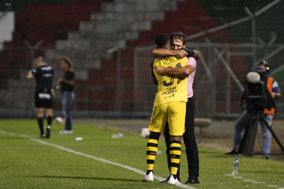 Fabián Bustos y Pedro Pablo Velasco celebran la conquista del triunfo ante Liga de Portoviejo.
