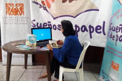 Rosa Elena Pogo ultima los detalles del concurso. Hasta el 30 de noviembre recibirán los cuentos.