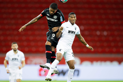 Leon Bailey (izquierda) pelea por el balón con el ecuatoriano Carlos Gruezo durante el partido de este lunes.