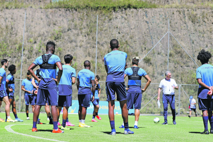 Gustavo Alfaro tendrá la oportunidad de conocer un poco más a los jugadores que están en el torneo local, pero que tienen nivel de selección. El técnico cuenta con el respaldo de los clubes, a pesar de la agenda tan apretada