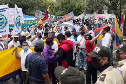 Plantones. Policías y militares efectúan plantones en la Corte Constitucional para pedir que se derogue la ley.