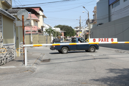 Situación. La instalación de las tres plumas no es del agrado de todos los vecinos, pero la mayoría coincide en que es necesaria por los delitos que allí se cometen, especialmente en las noches.