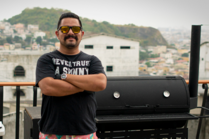 Jorge Sotomayor, desde la ciudadela Bellavista, desde donde realiza los asados.