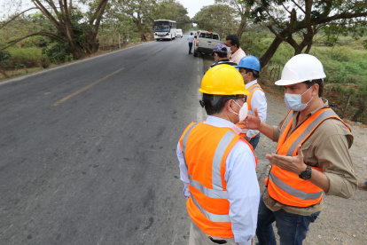 Recorrido. Guillermo Ávalos (d), de Conorte, y Eduardo Falquez, de la Prefectura, inspeccionaron las vías.