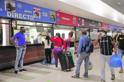 LLEGADA Y SALIDA DE GENTE EN EL TERMINAL TERERSTRE DE GUAYAQUIL POR EL FERIADO 



PERIODISTA : BLANCA MONCADA



FECHA : 26/10/2020 



Agencia (ag-extra)