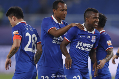 Miler Bolaños es felicitado por uno de sus compañeros tras marcar uno de los goles.