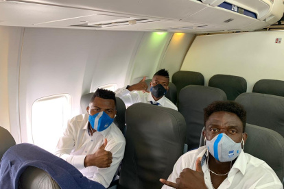 La Tuka Ordóñez (d), delantero de Emelec, muestra su optimismo en el avión antes de viajar hasta Argentina