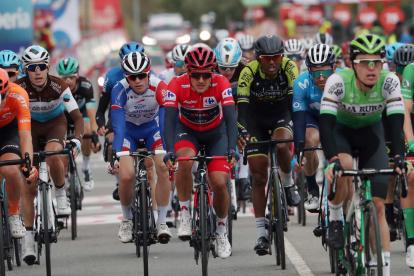 Richard Carapaz lució el maillot rojo y se mantiene en el primer lugar de la Vuelta a España