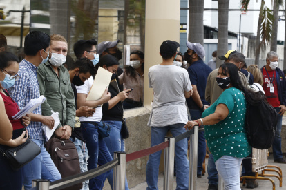 Cientos de personas buscan ser atendidos en el SRI. Están en las afueras de esa institución.