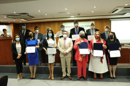 Los rectores de universidades de la provincia de Guayas muestran el certificado de acreditación.